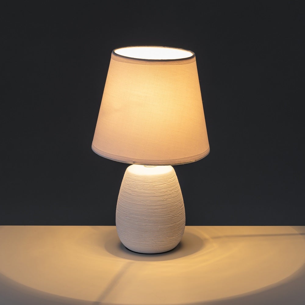 Lámpara de mesa con tulipa de cerámica blanca, de í¸ 17x27 cm