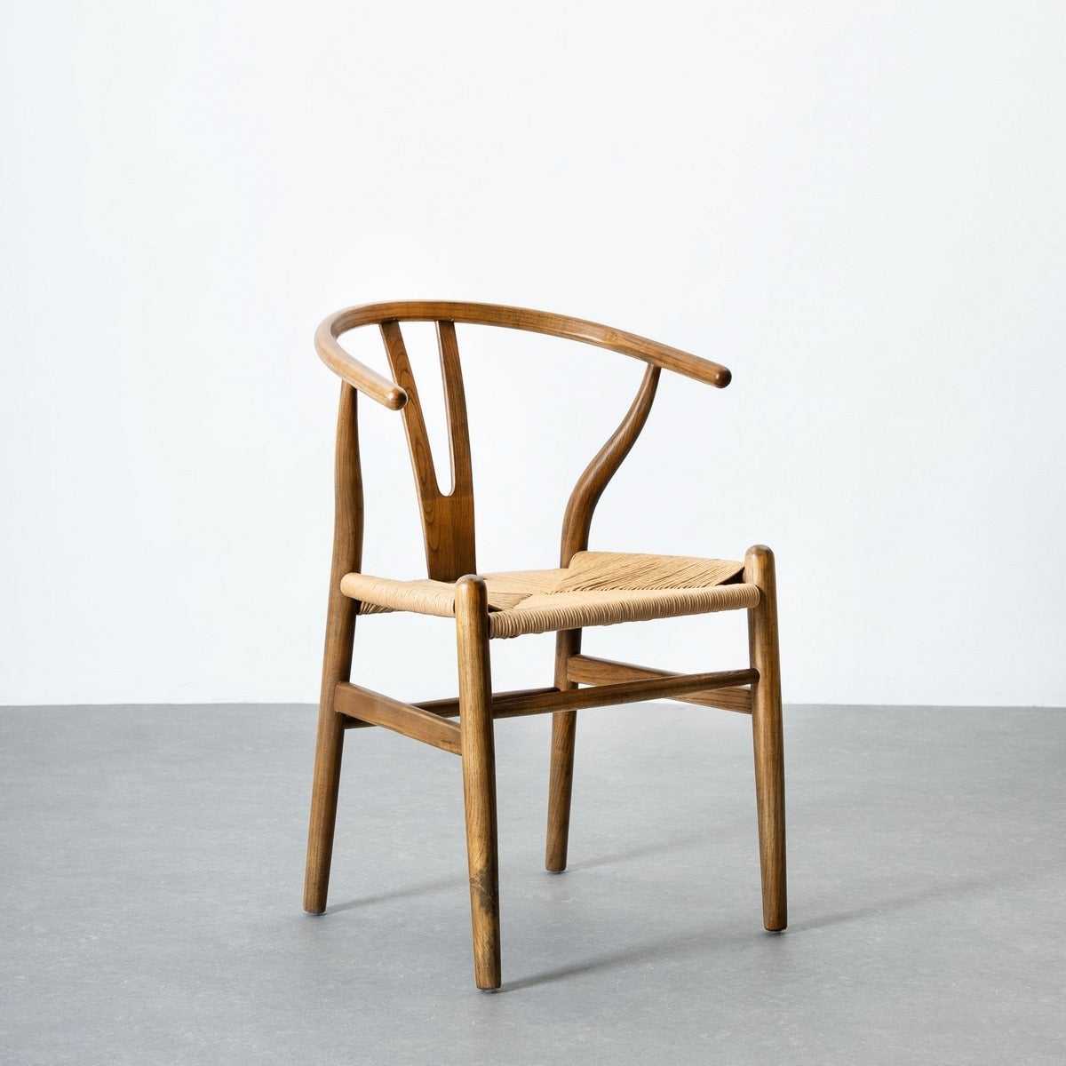 Silla marrón oscuro de madera de olmo