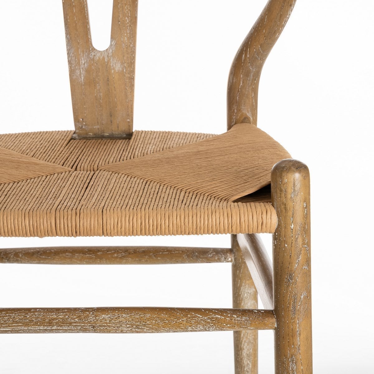 Silla marrón de madera de olmo