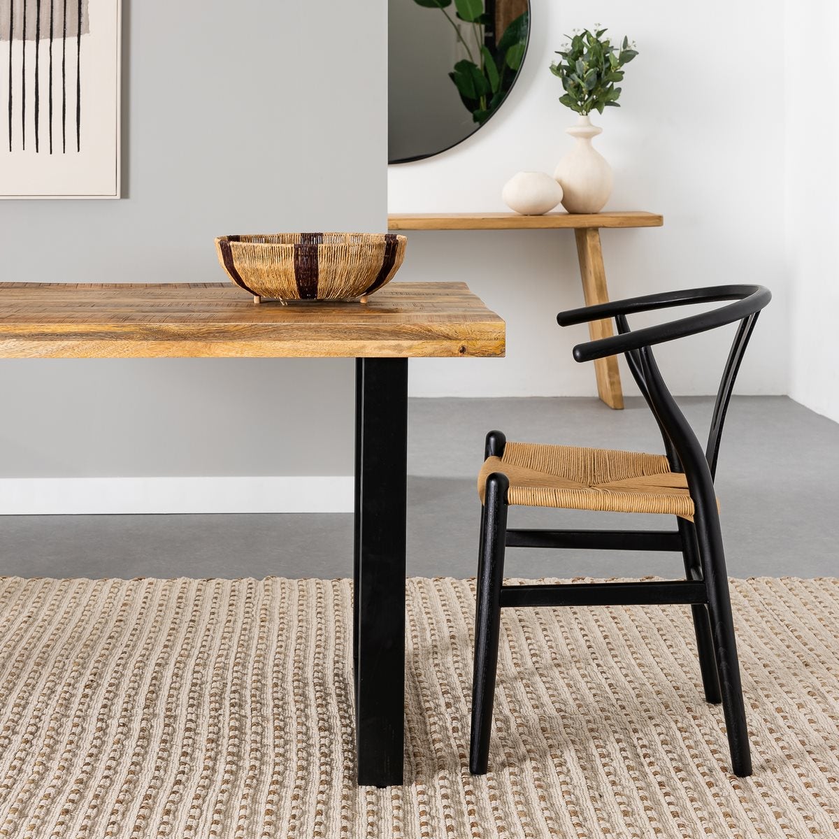 Silla negra de madera de olmo