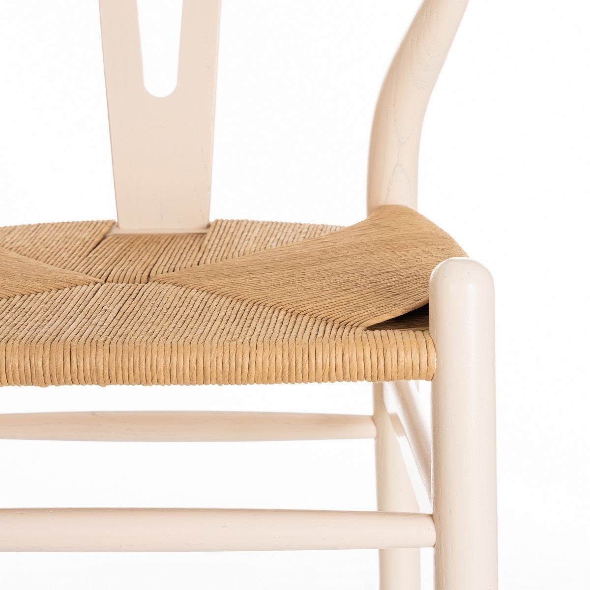 Silla blanca de madera de olmo