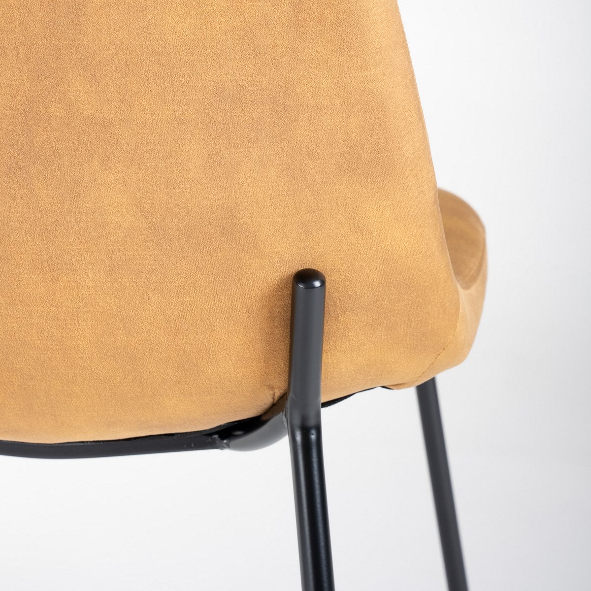 Silla Gina de terciopelo ocre con patas de metal negro