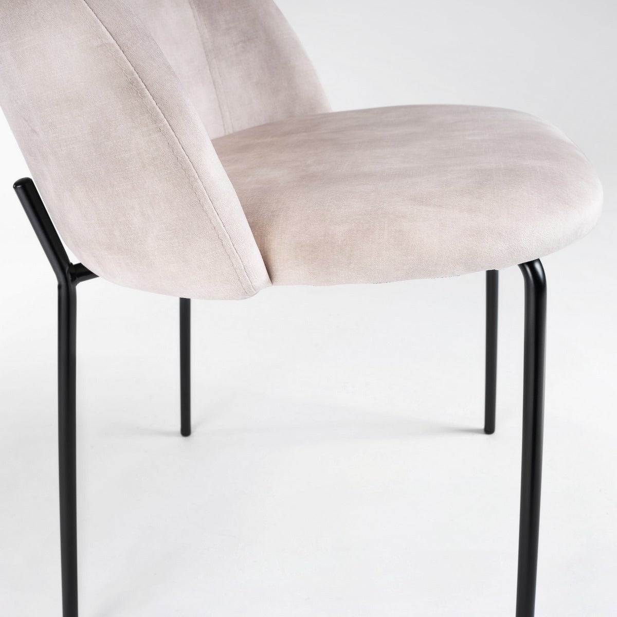 Silla Gina Ovalo de terciopelo beige con patas niveladoras negras