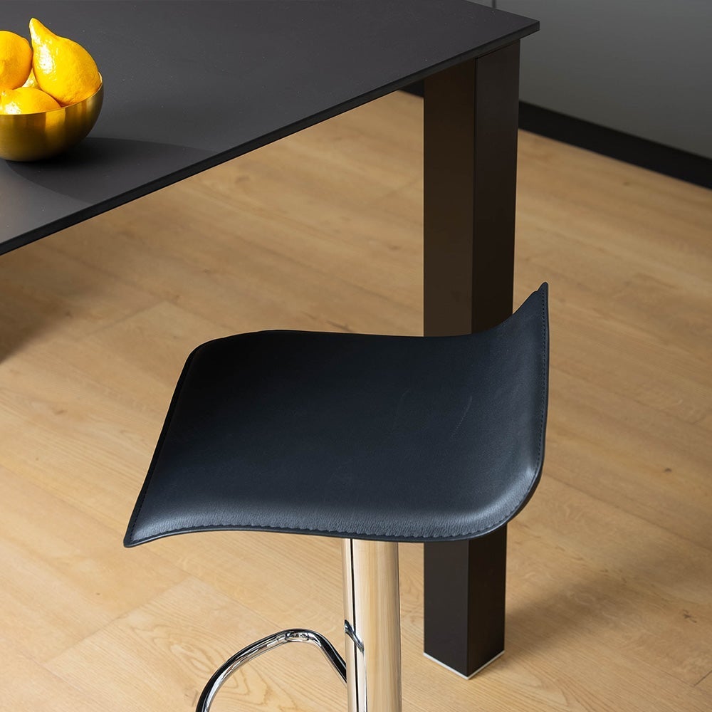 Taburete negro giratorio de polipiel y metal de 39x39x84 cm