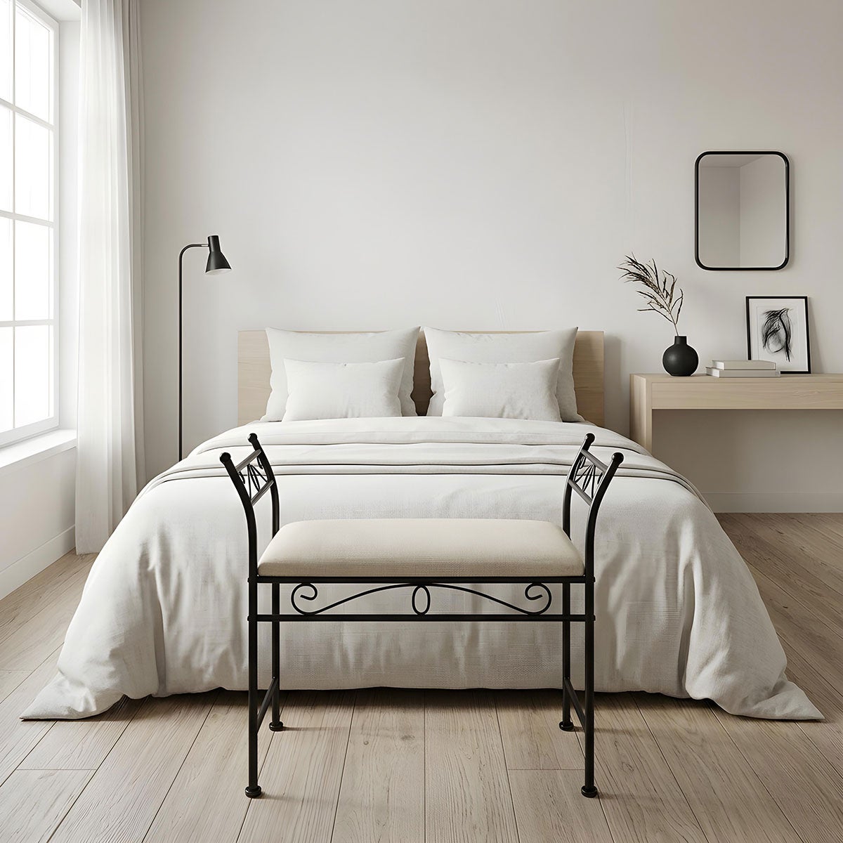 Banqueta pie de cama de metal negro tapizado en lino beige de 74 cm