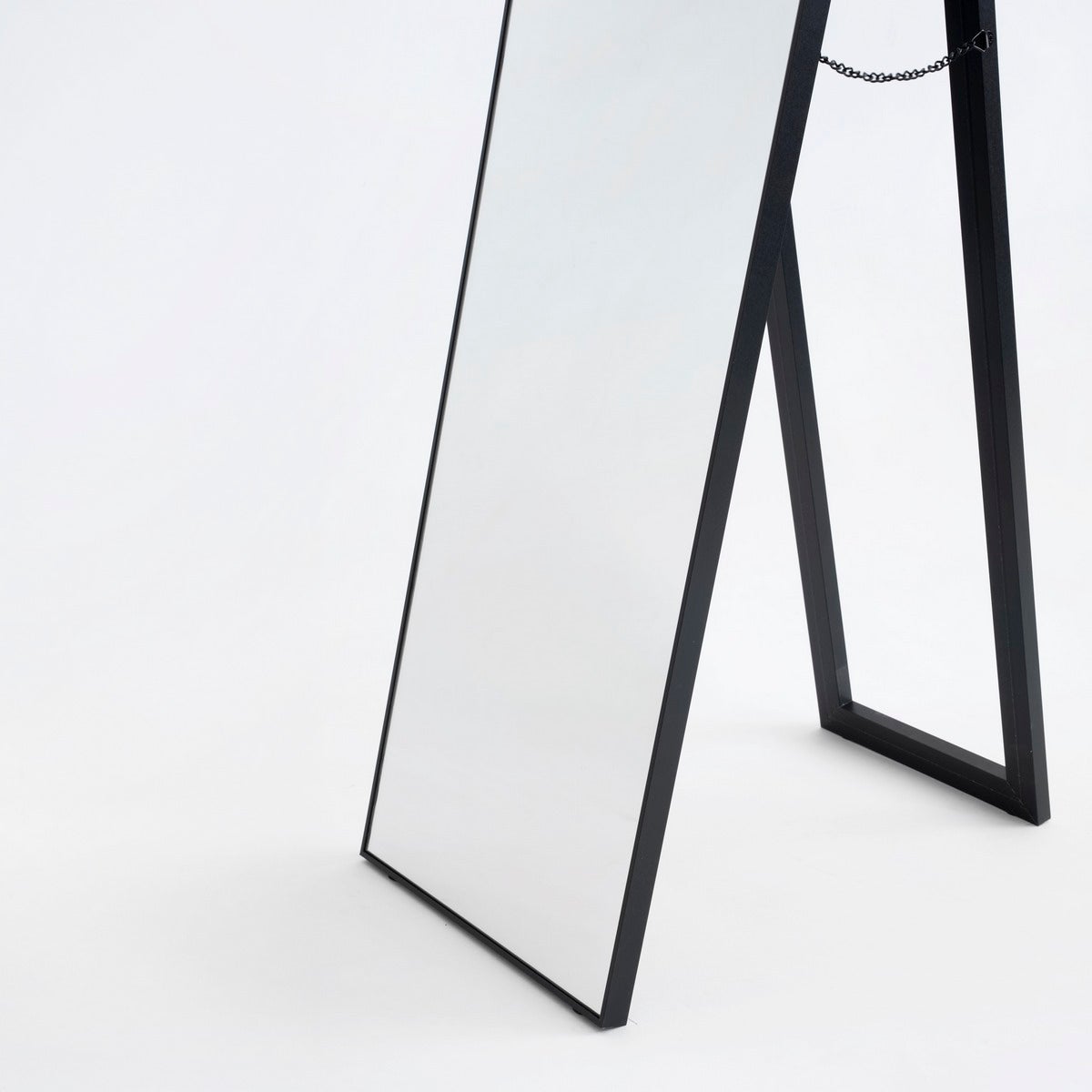 Espejo de pie vestidor negro con moldura y pie plegable de 151 cm