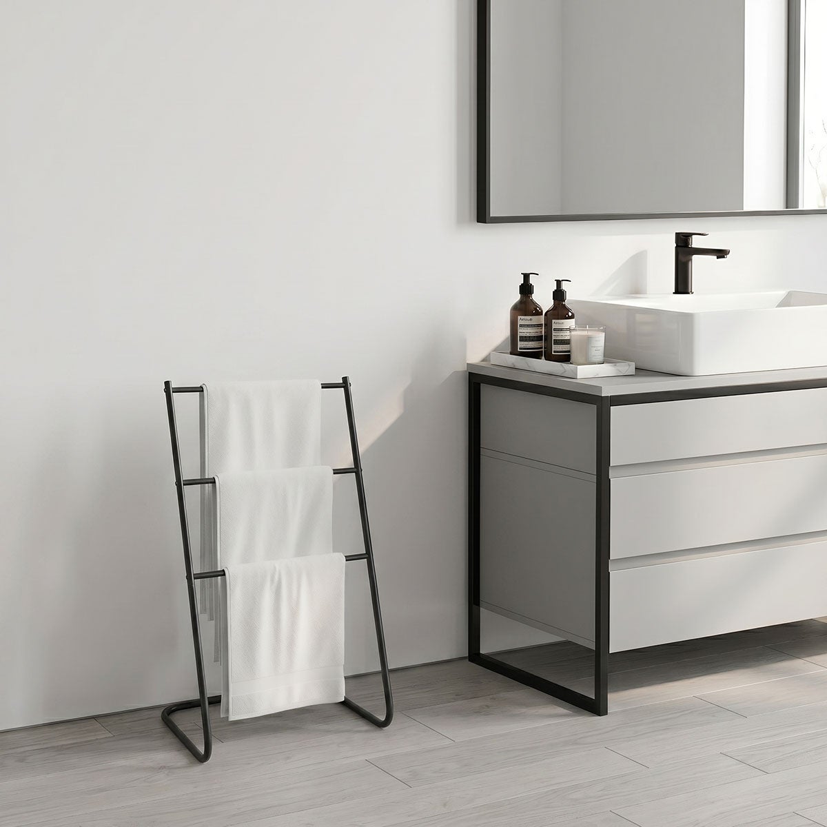 Toallero de pie moderno de 3 brazos de metal negro de 46x35x82 cm