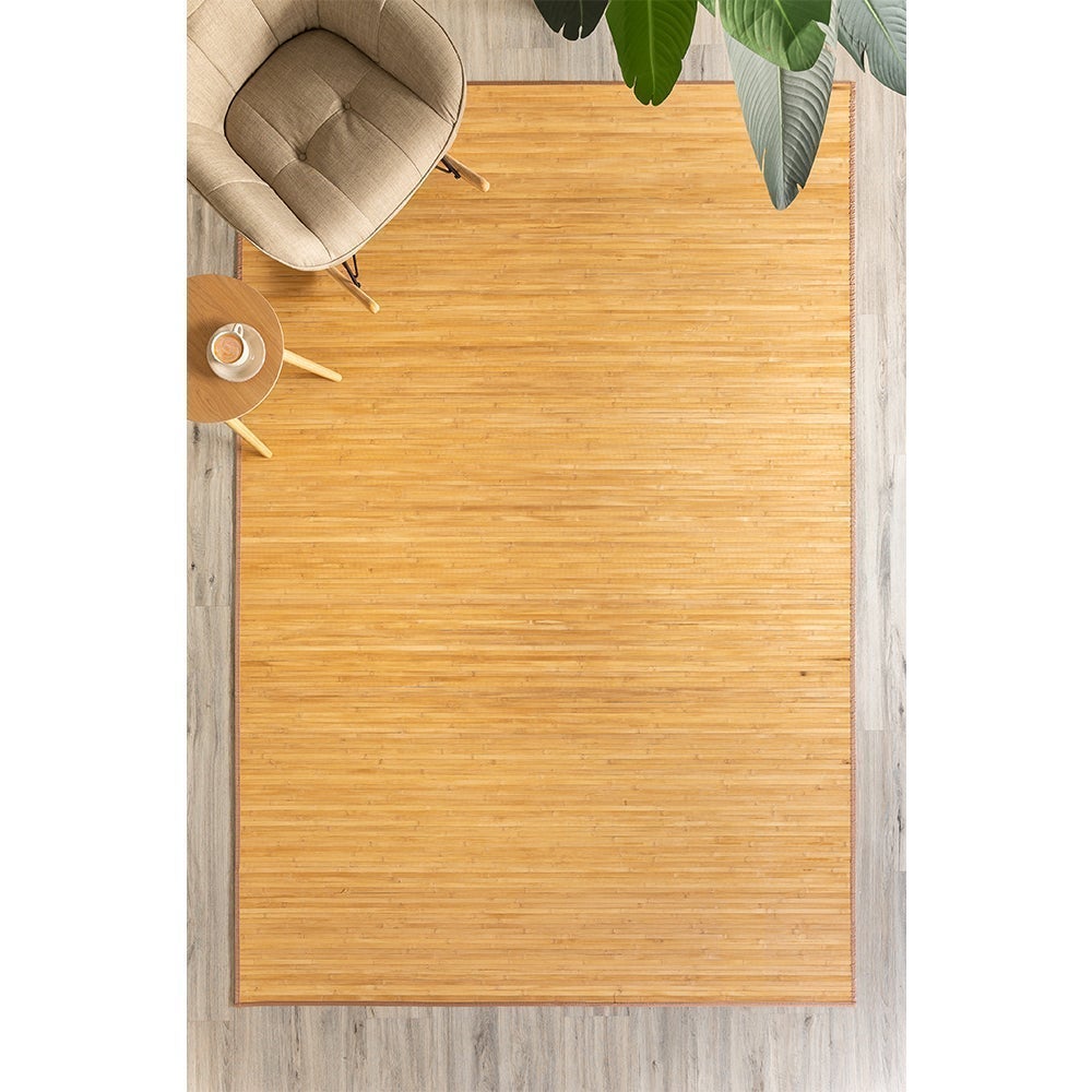 Salón con alfombra de bambú marrón claro de estilo natural