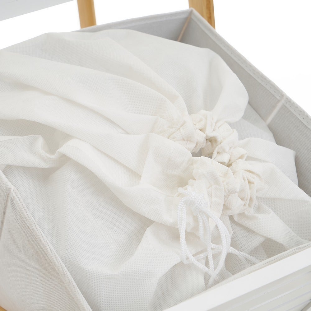 Estanterí­a con cesto de bambú natural blanca de 140x33x34 cm