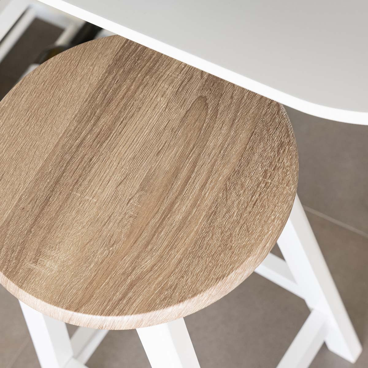 Taburete de cocina de MDF blanco y natural sin respaldo de 56 cm