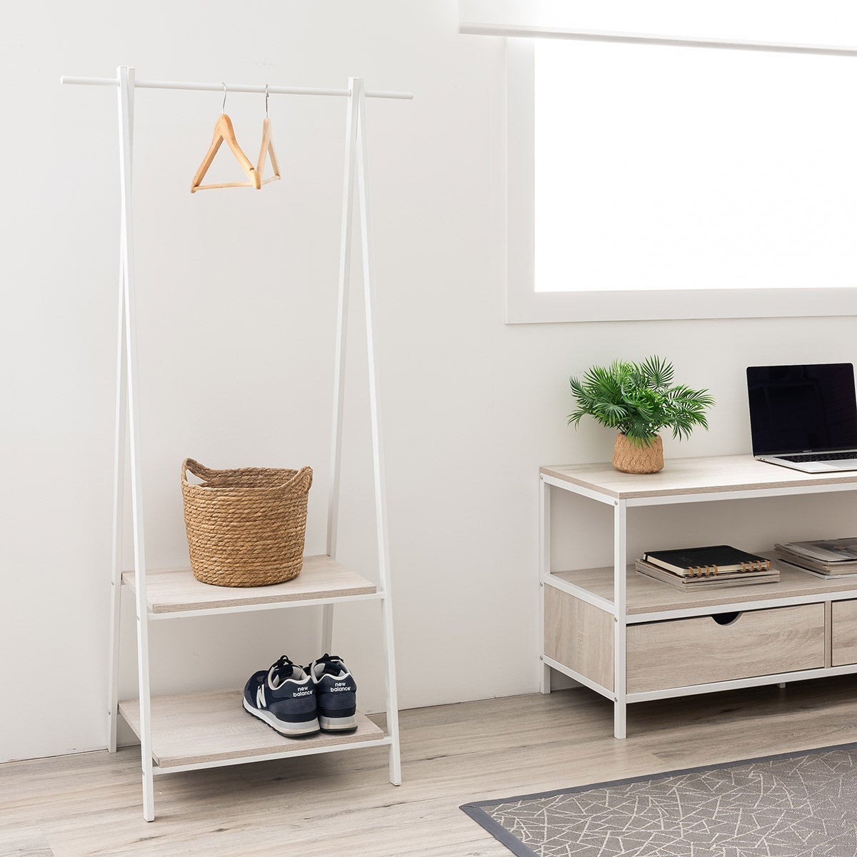 Perchero de madera y metal blanco con barra y baldas 55x45x150 cm