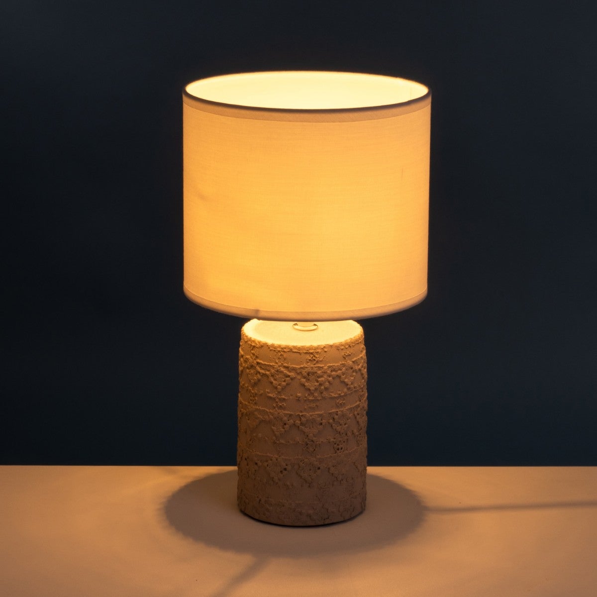 Lámpara de mesita de noche grabada de cemento beige de Ø 18x33 cm