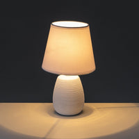 Lámpara de mesa con tulipa de cerámica blanca, de í¸ 17x27 cm