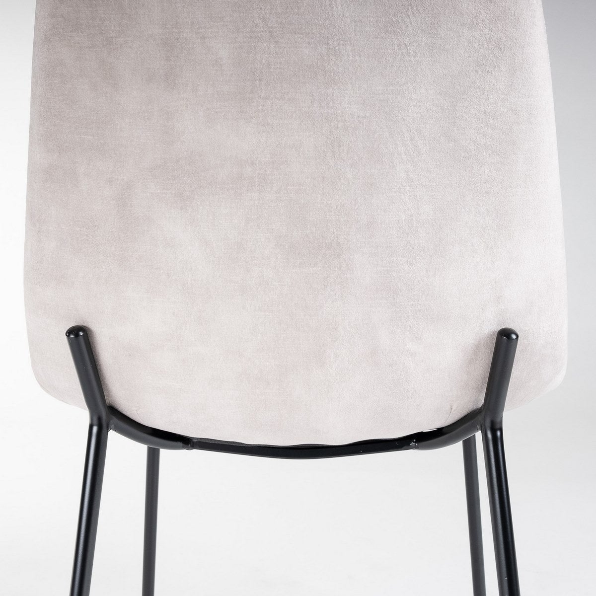 Pack de 4 sillas Gina de terciopelo beige con patas de metal negro
