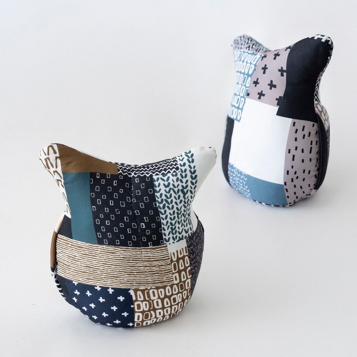 Set de 2 topes de puerta forma búhos tela patchwork azul y blanco 23 cm
