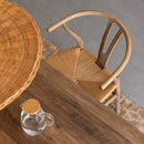 Silla marrón de madera de olmo