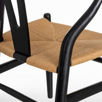 Silla negra de madera de olmo