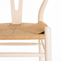 Silla blanca de madera de olmo