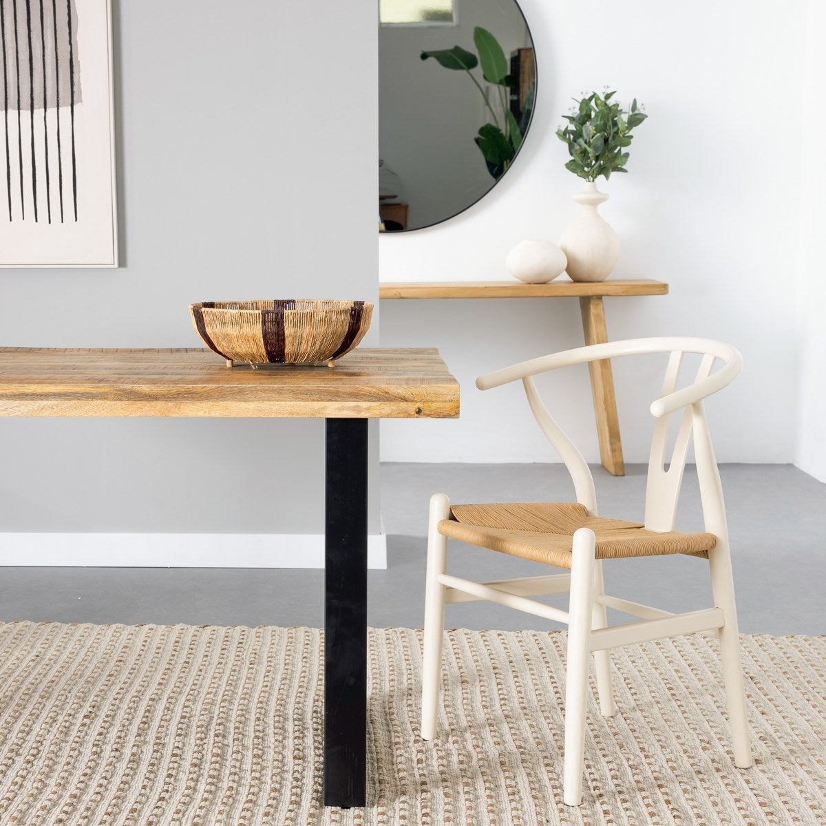 Silla blanca de madera de olmo