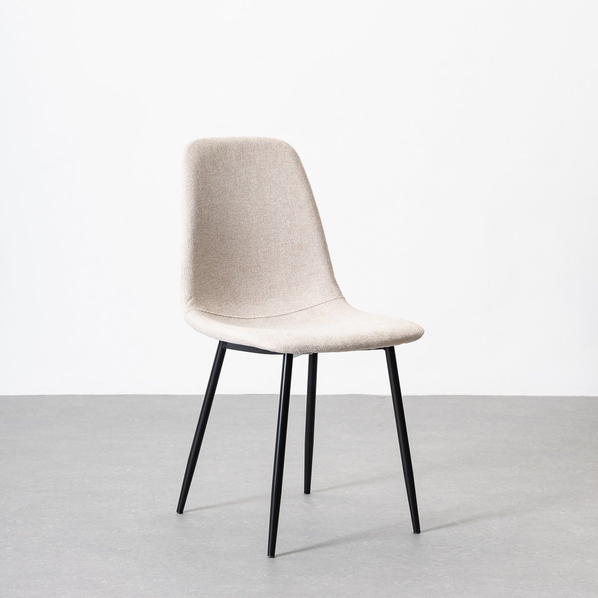 Silla de comedor Lina beige tapizada en lino con patas metálicas negras