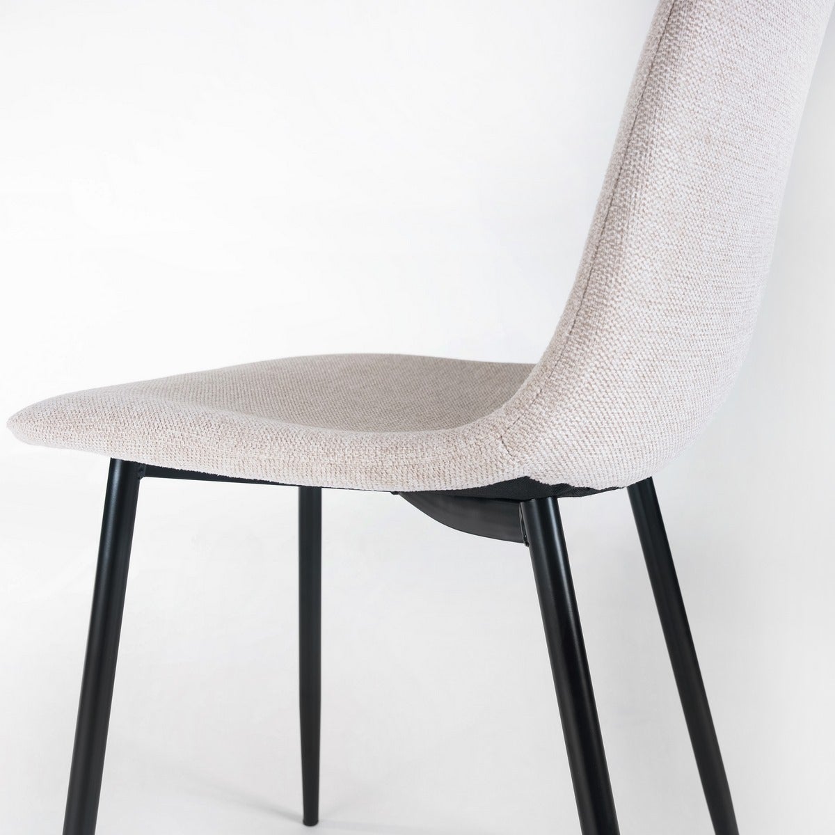 Silla de comedor Lina beige tapizada en lino con patas metálicas negras