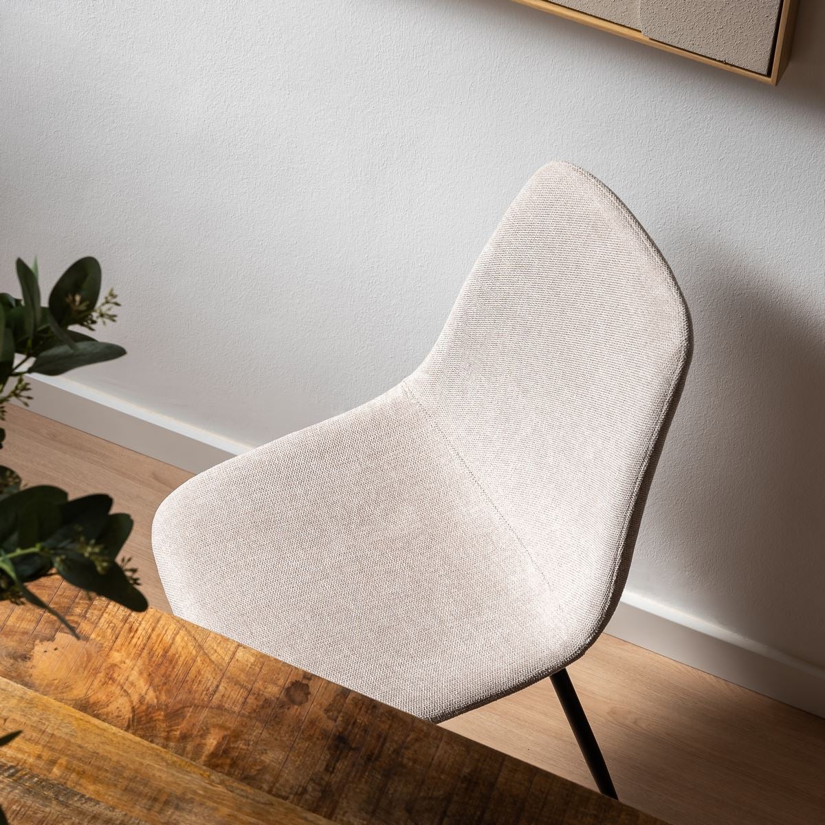 Silla de comedor Lina beige tapizada en lino con patas metálicas negras