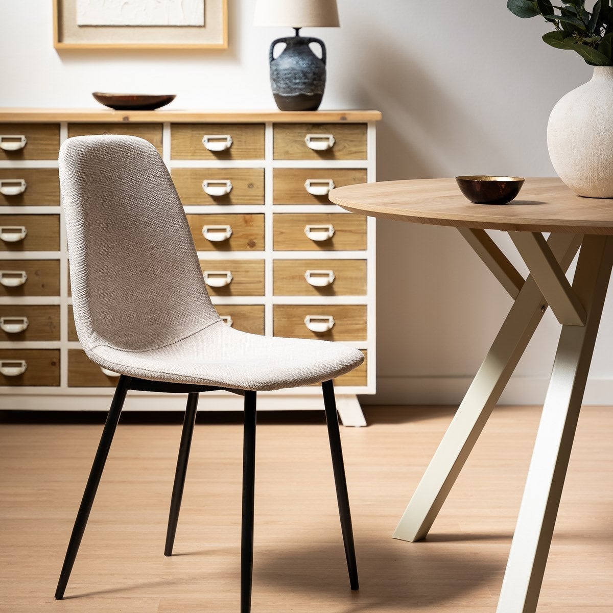 Silla de comedor Lina beige tapizada en lino con patas metálicas negras