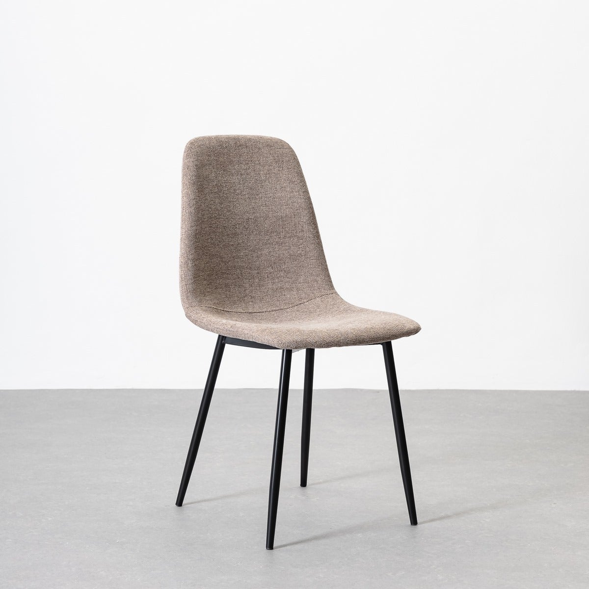 Silla de comedor Lina taupe tapizada en lino con patas metálicas negras