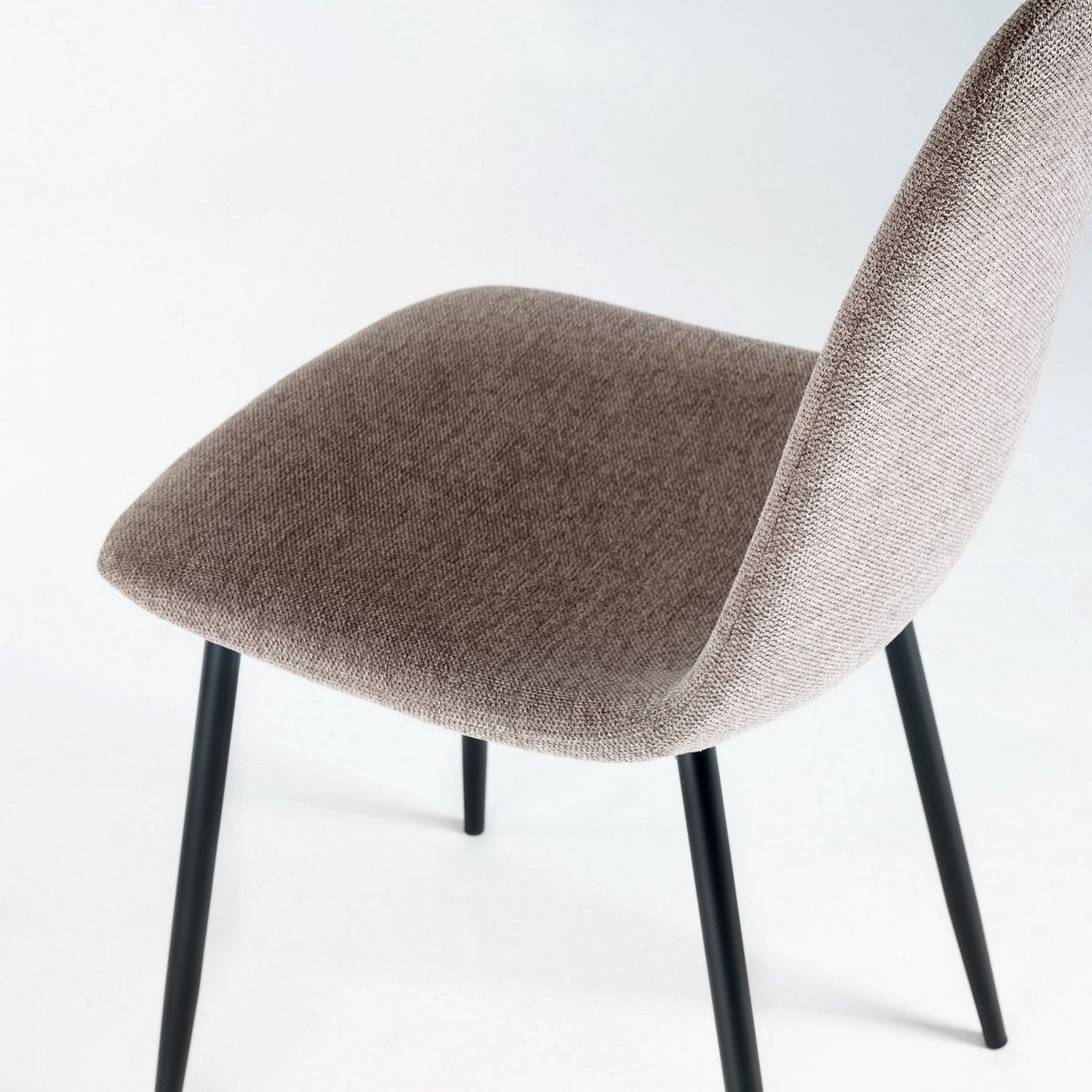 Silla de comedor Lina taupe tapizada en lino con patas metálicas negras