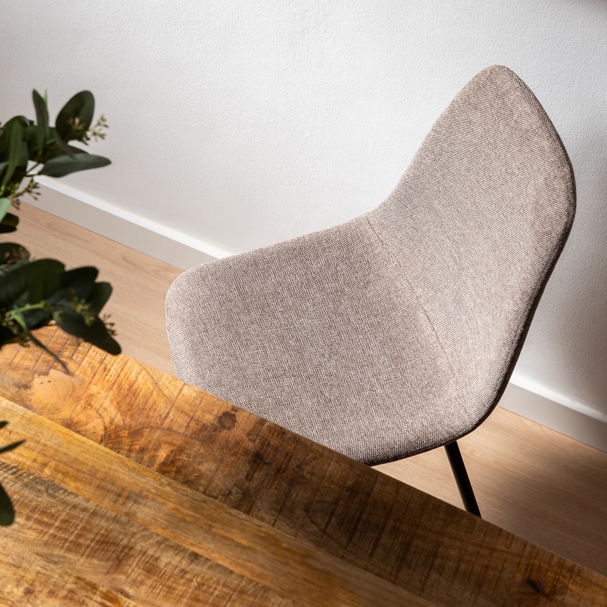 Silla de comedor Lina taupe tapizada en lino con patas metálicas negras