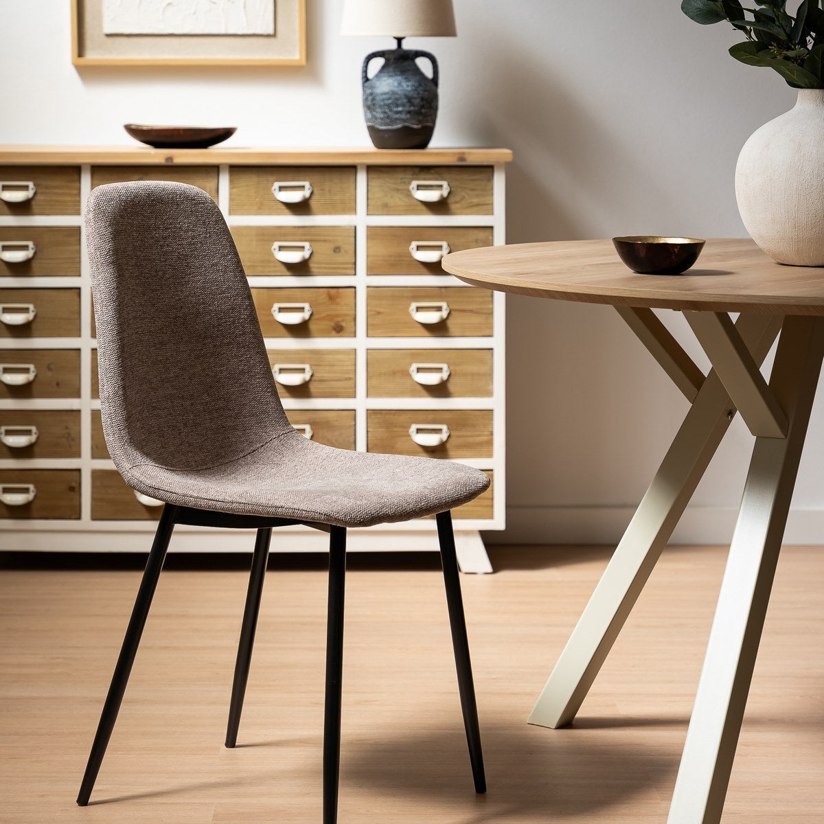 Silla de comedor Lina taupe tapizada en lino con patas metálicas negras