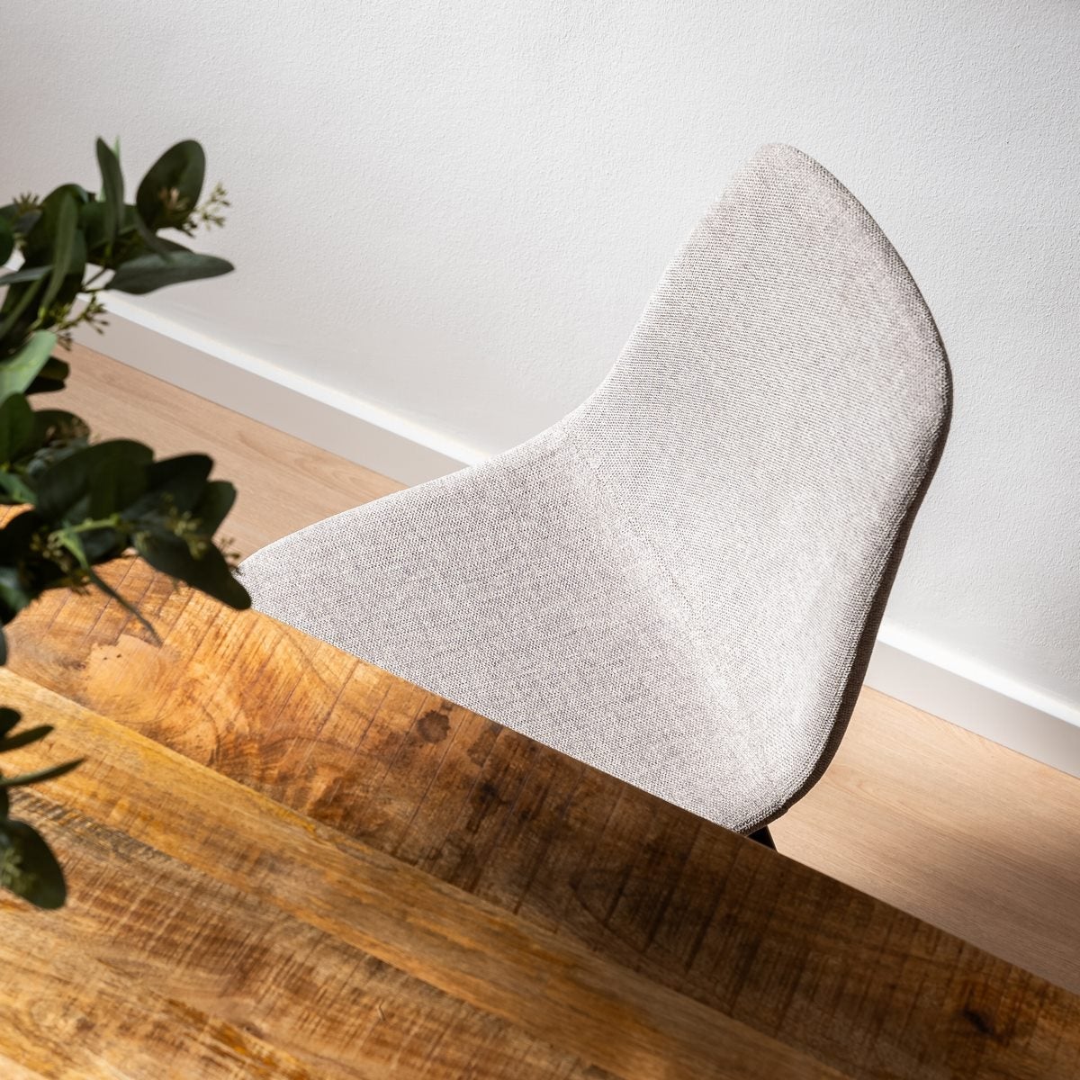 Silla de comedor Lina gris tapizada en lino con patas metálicas negras