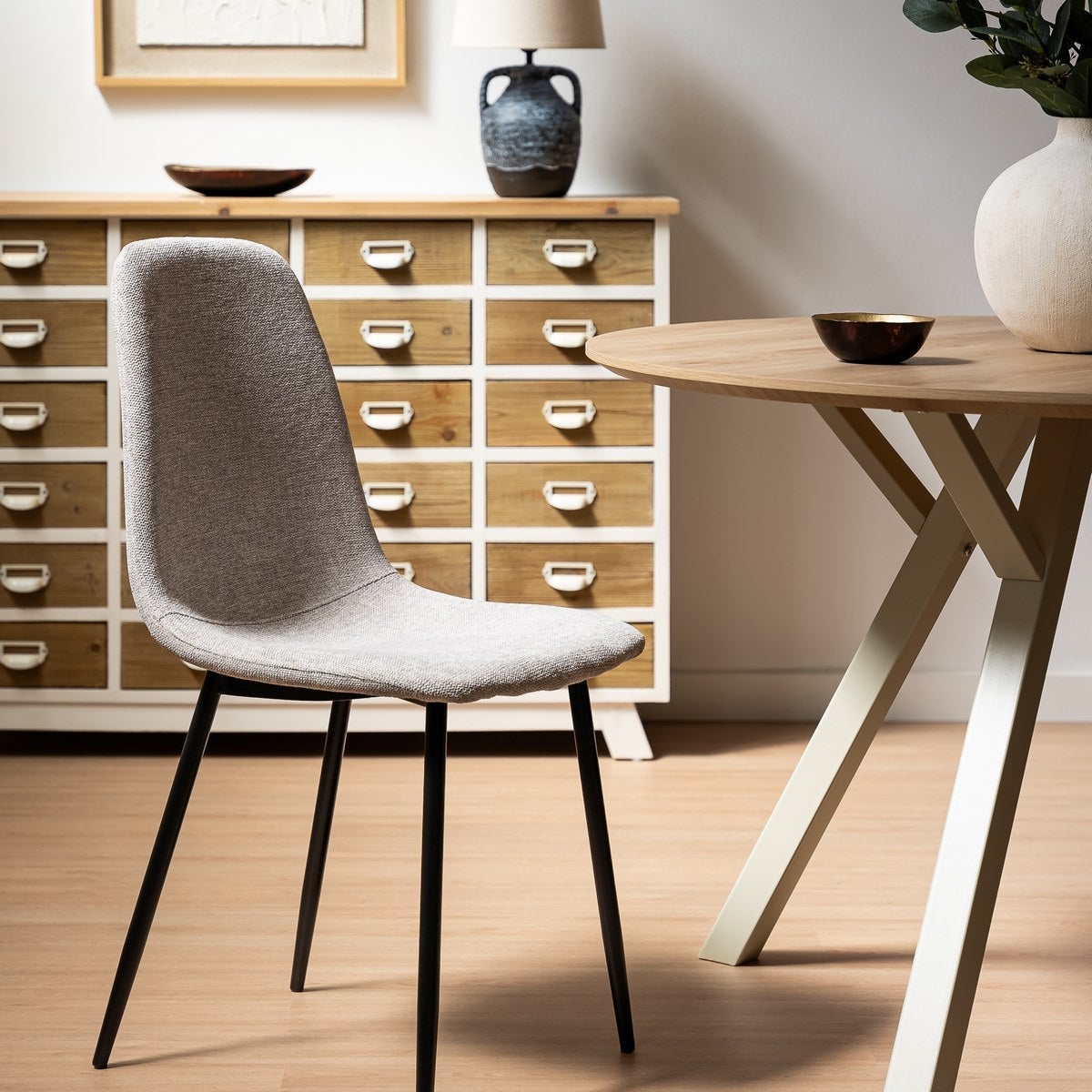 Silla de comedor Lina gris tapizada en lino con patas metálicas negras