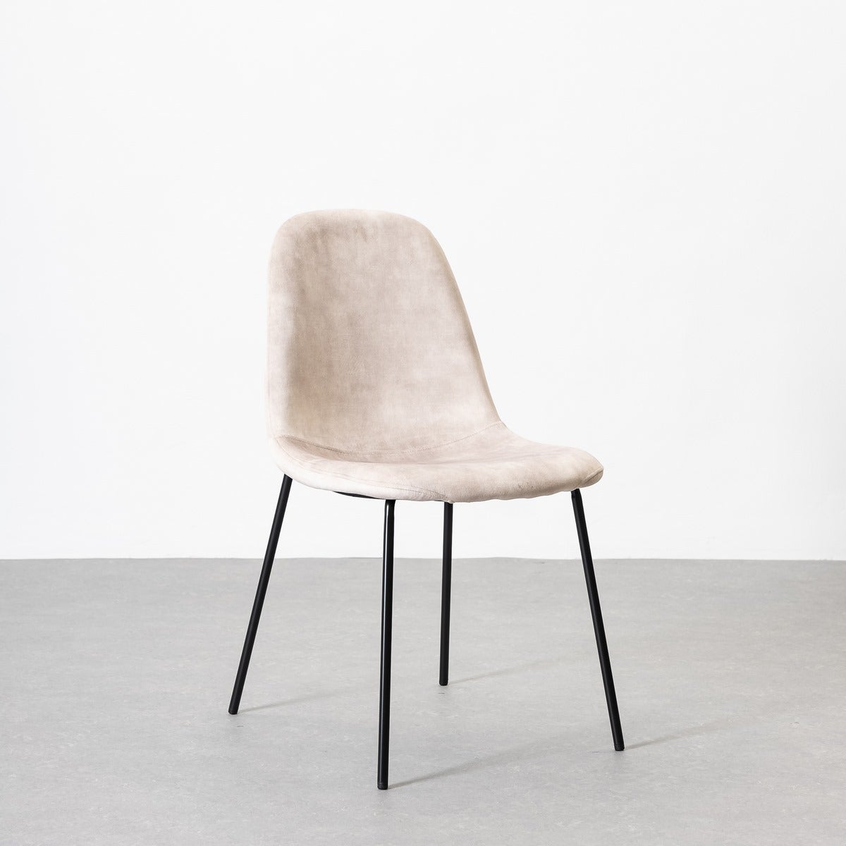 Silla Gina de terciopelo beige con patas de metal negro