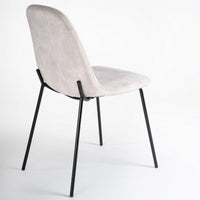 Silla Gina de terciopelo beige con patas de metal negro