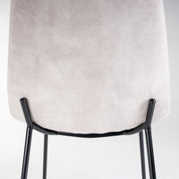 Silla Gina de terciopelo beige con patas de metal negro