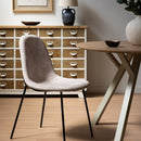 Silla Gina de terciopelo beige con patas de metal negro