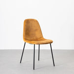 Silla Gina de terciopelo ocre con patas de metal negro