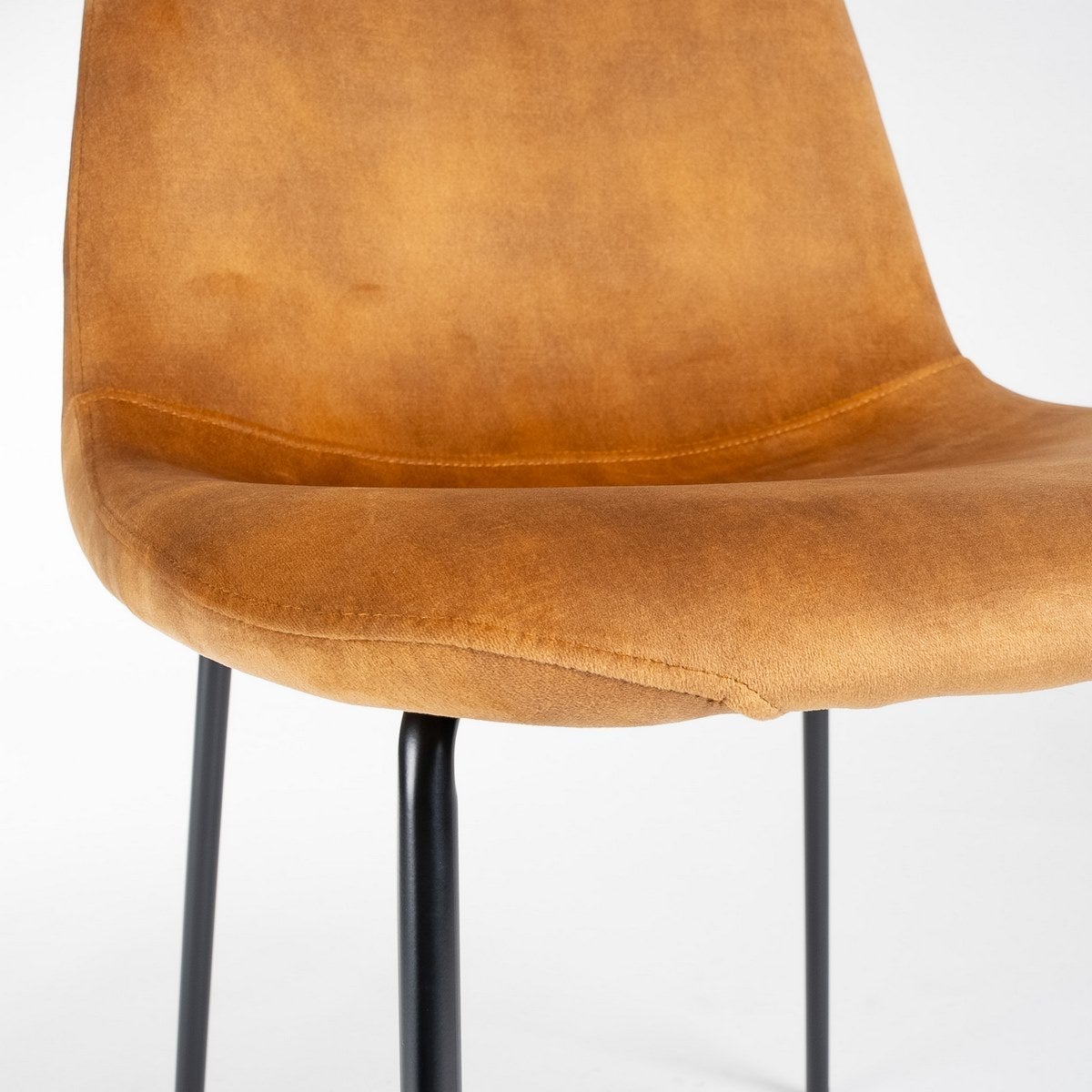 Silla Gina de terciopelo ocre con patas de metal negro