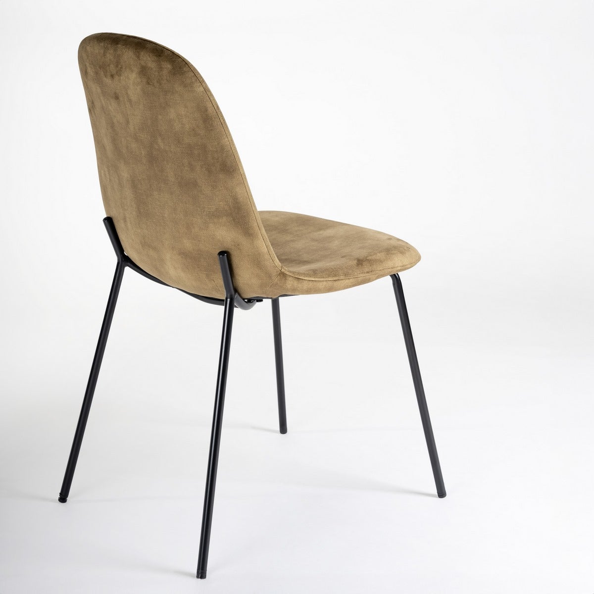 Silla Gina de terciopelo verde con patas de metal negro