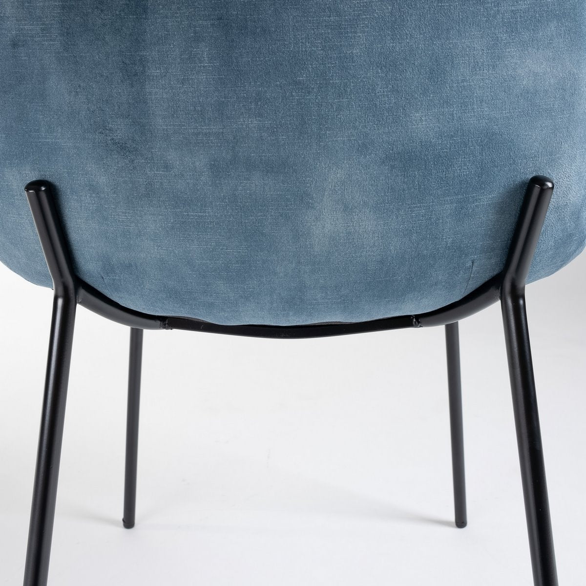 Silla Gina de terciopelo azul con patas de metal negro