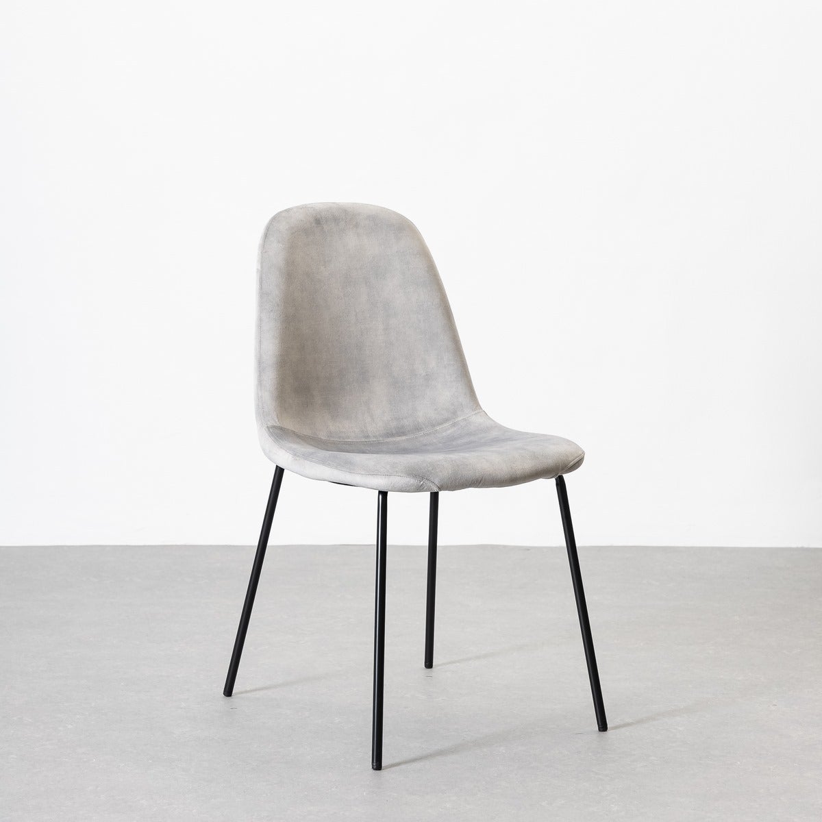 Silla Gina de terciopelo gris con patas de metal negro