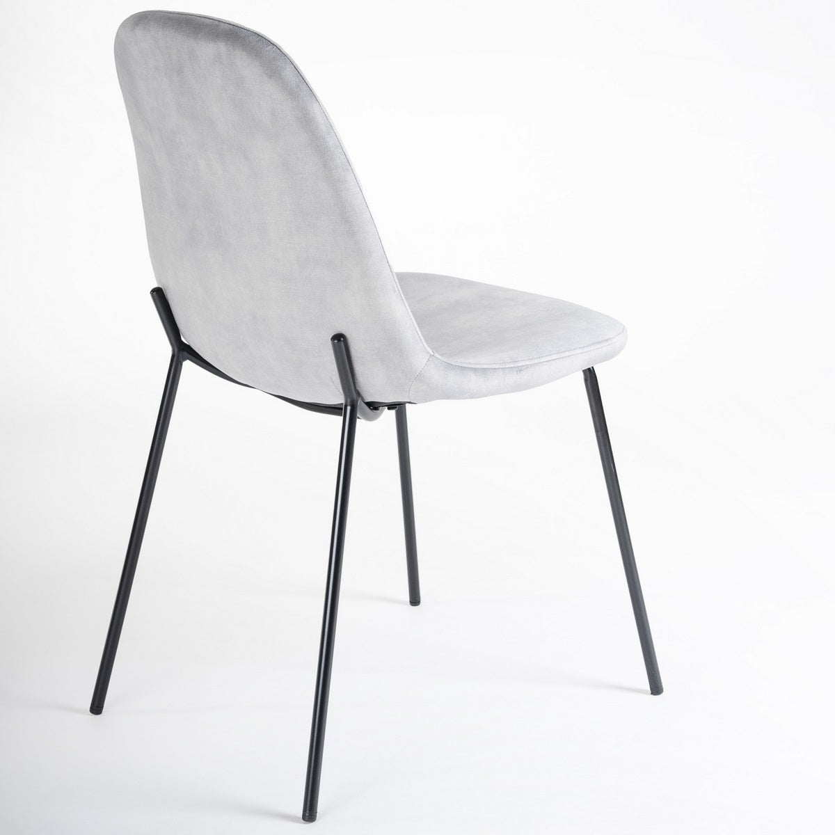 Silla Gina de terciopelo gris con patas de metal negro