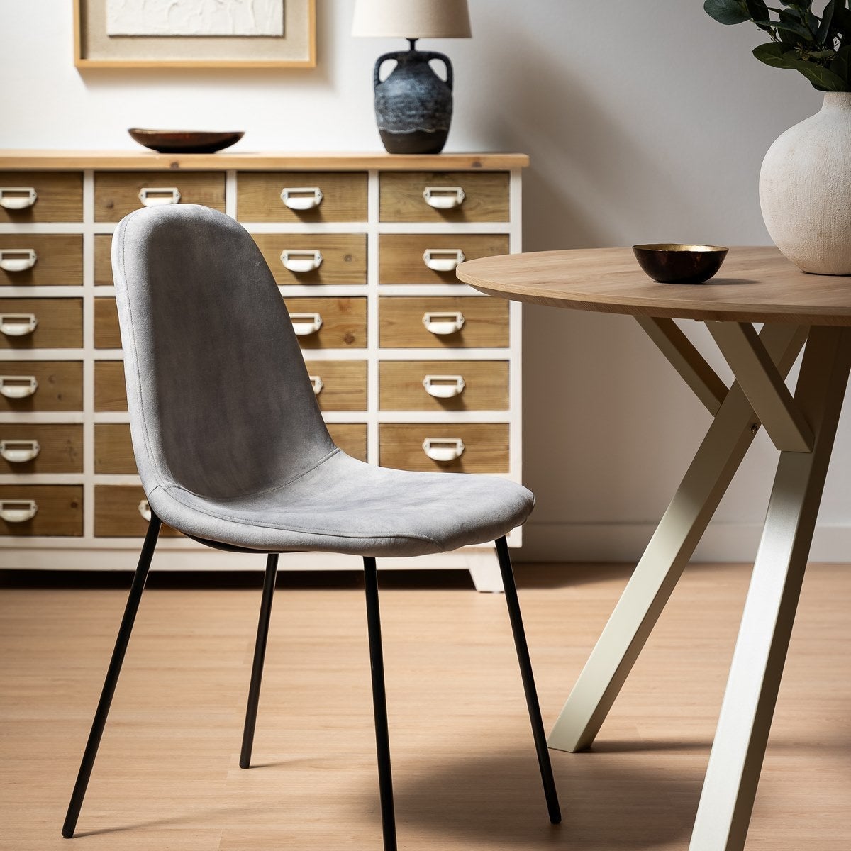 Silla Gina de terciopelo gris con patas de metal negro