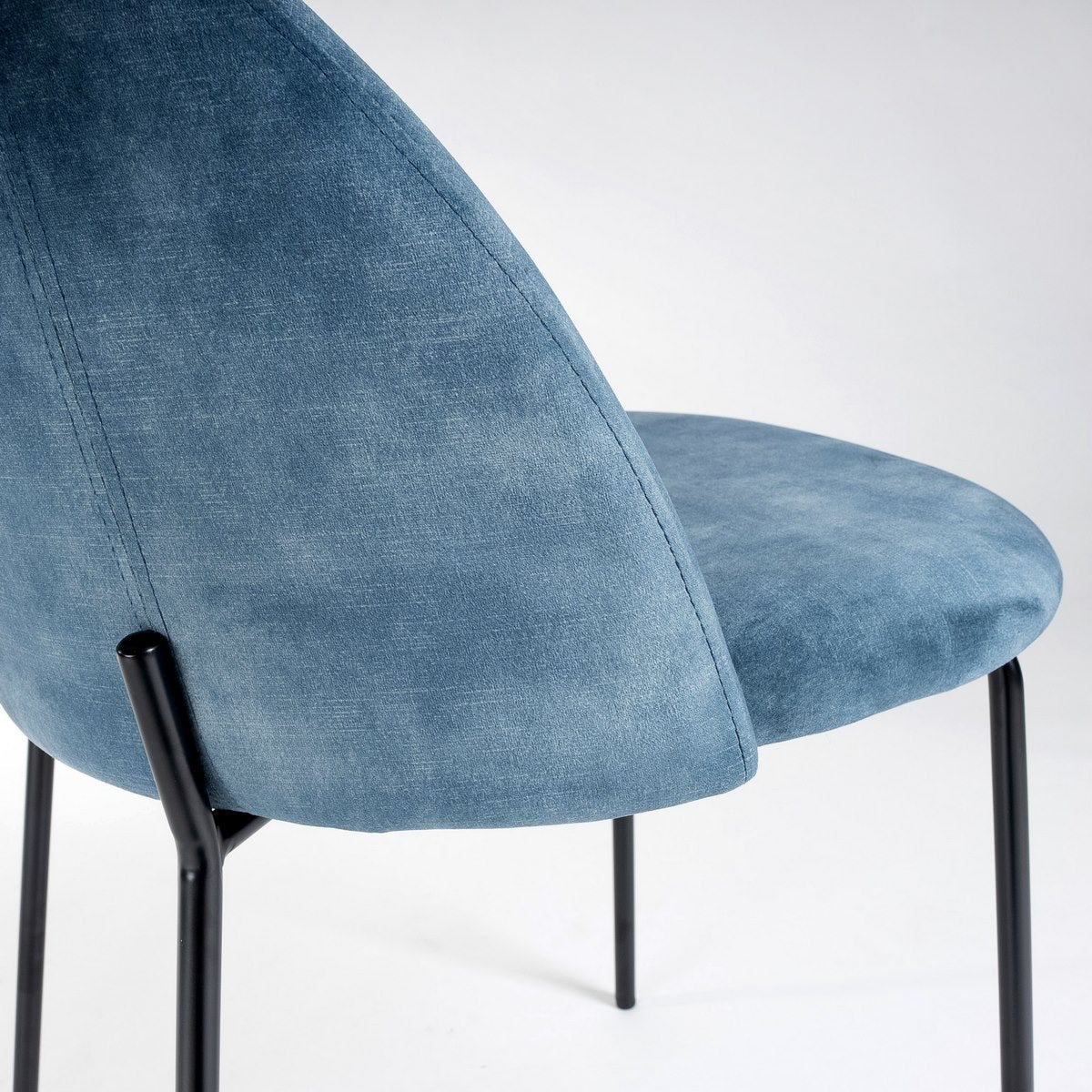 Silla Gina Ovalo de terciopelo azul con patas niveladoras negras