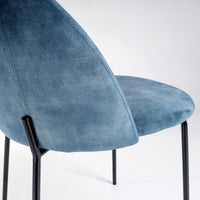 Silla Gina Ovalo de terciopelo azul con patas niveladoras negras