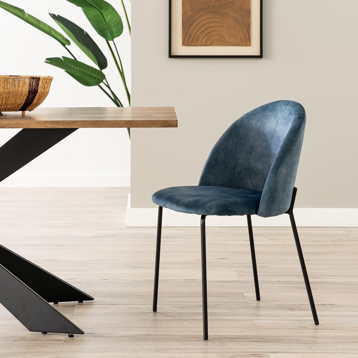 Silla Gina Ovalo de terciopelo azul con patas niveladoras negras
