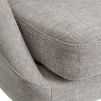 Butaca gris perla con brazos de chenilla y madera