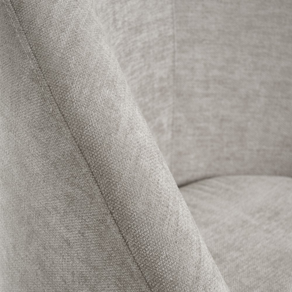 Butaca gris perla con brazos de chenilla y madera