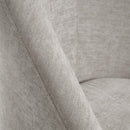Butaca gris perla con brazos de chenilla y madera